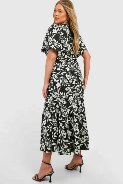 Smock Dresses*boohoo Plus Woven Floral Print Short Sleeve V Neck Midaxi Dress black